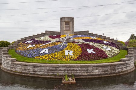 Foto de NIAGARA FALLS, ONTARIO, CANADÁ - 14 DE MAYO DE 2017: Reloj Floral en los Parques del Niágara, Cataratas del Niágara, Canadá en primavera. Construido en 1950, el reloj floral de Niágara es una atracción hortícola gratuita - Imagen libre de derechos