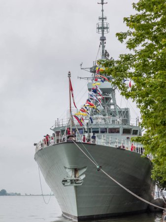 Téléchargez les photos : TORONTO, CANADA - LE 1er JUILLET 2017 : Le Navire canadien de Sa Majesté (NCSM) est ouvert aux visites publiques pour la fête du Canada 150 - en image libre de droit