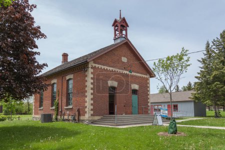 Téléchargez les photos : TORONTO, ONT, CANADA- LE 28 MAI 2017 : Propriété patrimoniale de Toronto - École Zion. Construit en 1869 pour offrir une éducation publique gratuite aux enfants de la petite communauté agricole. - en image libre de droit