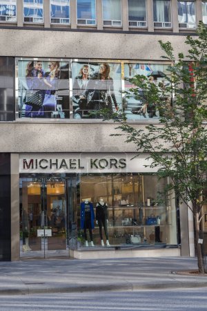 Foto de TORONTO, CANADÁ - 22 DE OCTUBRE DE 2017: Señal de la tienda- Michael Kors escaparate en Bloor street en Toronto, Canadá - Imagen libre de derechos