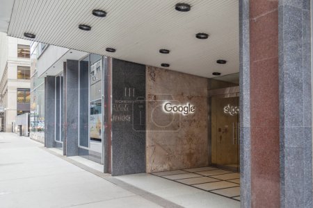 Foto de TORONTO, CANADÁ - 30 DE JUNIO DE 2017: La entrada de la sede de Google Canada en Toronto, en el centro de Toronto, se inauguró en 2012. - Imagen libre de derechos