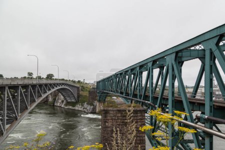 Téléchargez les photos : NOUVEAU-BRUNSWICK, CANADA - Le 8 août 2017 : Pont routier et pont ferroviaire Reversing Falls à Saint John, Nouveau-Brunswick, Canada. - en image libre de droit