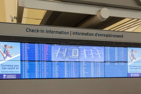 Téléchargez les photos : TORONTO, CANADA - LE 3 AOÛT 2017 : Tableau d'enregistrement à l'aéroport international Pearson de Toronto. - en image libre de droit