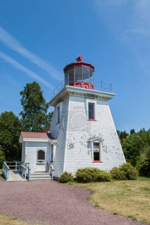 Téléchargez les photos : COMTÉ DE L'ALBERT, N.-B., CANADA - LE 4 AOÛT 2017 : Vue du phare du cap Enrage. Le phare de Cape Enrage est l'un des plus anciens du littoral de Fundy, au Nouveau-Brunswick.. - en image libre de droit