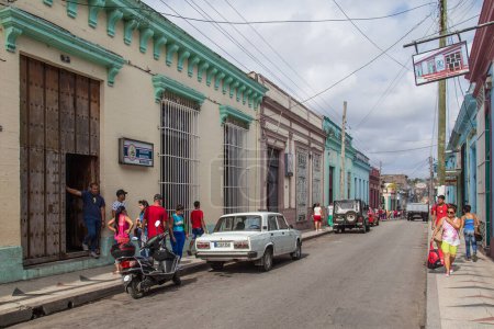Foto de MATANZAS, CUBA - 18 DE ABRIL DE 2017: Escena callejera en Matanzas, Cuba Matanzas fue fundada en 1693, se encuentra a 32 kilómetros (20 mi) al oeste de la localidad turística de Varadero. - Imagen libre de derechos