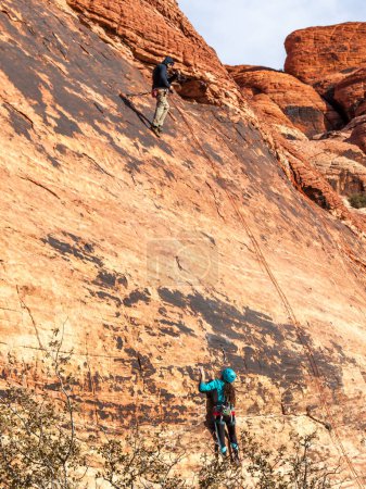 Téléchargez les photos : LAS VEGAS, NEVADA, États-Unis - 22 DÉCEMBRE 2017 : Les gens escaladent les rochers de l'aire nationale de conservation du canyon Red Rock, États-Unis - en image libre de droit