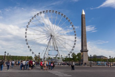 Foto de PARÍS, FRANCIA - 7 DE MAYO DE 2016: Rueda de la fortuna y obelisco egipcio en la Plaza de la Concordia de París. - Imagen libre de derechos