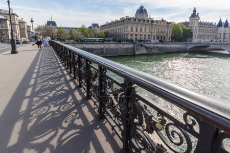 Foto de PARÍS, FRANCIA - 8 DE MAYO DE 2016: Puente Pont Notre-Dame en París con el Instituto de Francia al fondo. - Imagen libre de derechos