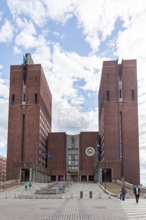 Foto de OSLO, NORUEGA - 13 DE MAYO DE 2016: Ayuntamiento de Oslo, Noruega Cada año, el 10 de diciembre, se otorga el Premio Nobel de la Paz durante una ceremonia en el Ayuntamiento de Oslo - Imagen libre de derechos