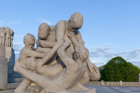 Téléchargez les photos : OSLO, NORVÈGE - 13 MAI 2016 : Sculptures au Vigeland Sculpture Park de Gustav Vigeland au crépuscule, Oslo, Norvège. Vigeland Park est le plus grand parc de sculptures au monde réalisé par un seul artiste. - en image libre de droit