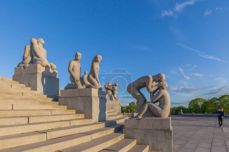 Téléchargez les photos : OSLO, NORVÈGE - 13 MAI 2016 : Sculptures au Vigeland Sculpture Park de Gustav Vigeland au crépuscule, Oslo, Norvège. Vigeland Park est le plus grand parc de sculptures au monde réalisé par un seul artiste. - en image libre de droit