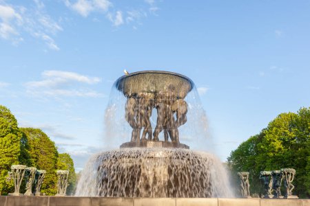 Téléchargez les photos : OSLO, NORVÈGE - 13 MAI 2016 : Fontaine au Vigeland Sculpture Park par Gustav Vigeland au crépuscule à Oslo, Norvège. Vigeland Park est le plus grand parc de sculptures au monde réalisé par un seul artiste. - en image libre de droit