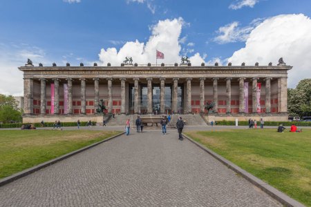 Foto de BERLÍN, ALEMANIA - 15 DE MAYO DE 2016: El edificio del Museo Altes (en alemán, Museo Antiguo) fue construido entre 1823 y 1830 - Imagen libre de derechos