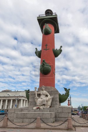 Foto de SAN PETERSBURG, RUSIA - 18 DE MAYO DE 2016: Una de las dos Columnas Rostrales Rojas, fueron construidas como balizas para guiar barcos desde 1727 hasta mediados del siglo XIX. - Imagen libre de derechos