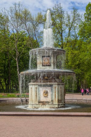 Téléchargez les photos : SAINT PETERSBURG, RUSSIE - 18 MAI 2016 : Fontaine romaine dans la partie orientale du parc inférieur, site du patrimoine mondial de l'UNESCO - en image libre de droit