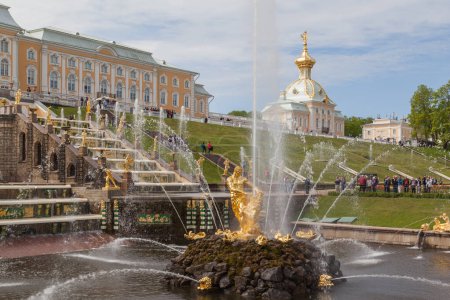 Téléchargez les photos : PETERGOF, RUSSIE - 18 MAI 2016 : Palais Peterhof à Saint-Pétersbourg, Russie, Le Palais Peterhof a été construit en 1703 et est reconnu comme site du patrimoine mondial de l'UNESCO. - en image libre de droit