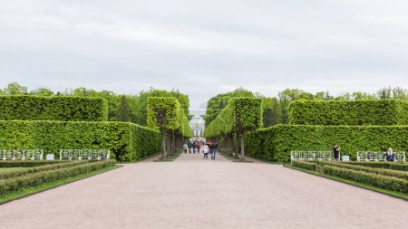 Téléchargez les photos : SAINT PETERSBURG, RUSSIE - 18 MAI 2016 : Visiteurs au parc Catherine Le parc Catherine fait partie intégrante de la résidence royale de Tsarskoye Selo, banlieue de Saint-Pétersbourg - en image libre de droit
