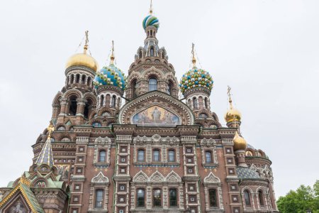 Téléchargez les photos : ST.PETERSBURG, RUSSIE - 19 MAI 2016 : Des touristes visitent l'église du Sauveur sur le sang versé, Saint-Pétersbourg, Russie - en image libre de droit