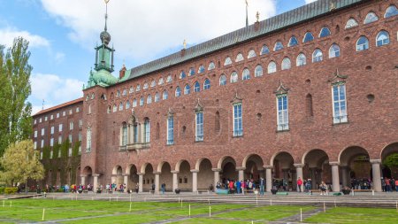 Foto de STOCKHOLM, SUECIA - 21 DE MAYO DE 2016: Los turistas visitan el Ayuntamiento de Estocolmo. El Ayuntamiento de Estocolmo es la sede del banquete del Premio Nobel celebrado el 10 de diciembre de cada año.. - Imagen libre de derechos