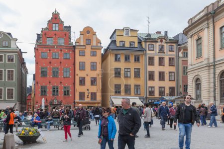 Foto de STOCKHOLM, SUECIA - 20 DE SEPTIEMBRE DE 2017: Edificios en Stortorget Place, Gamla Stan, ciudad vieja de Estocolmo - Imagen libre de derechos
