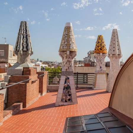 Foto de BARCELONA, ESPAÑA - 24 DE JUNIO DE 2016: Chimenea de Gaudí en la azotea del Palacio Güell. - Imagen libre de derechos
