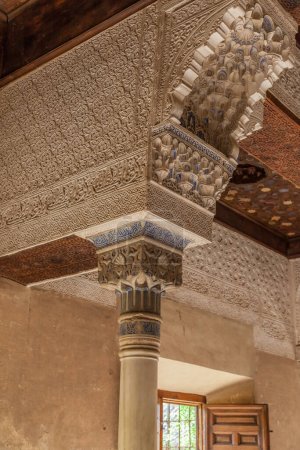 Foto de GRANADA, ESPAÑA - 26 DE JUNIO DE 2016: Trabajos de escayola ornamental en una sala de juegos en los palacios nazaríes, en la Alhambra, Granada, - Imagen libre de derechos
