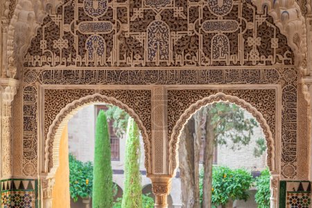 Foto de GRANADA, ESPAÑA - 26 DE JUNIO DE 2016: Ventanas del Salón Mexuar en Palacios Nazaríes, Alhambra, Granada, España - Imagen libre de derechos