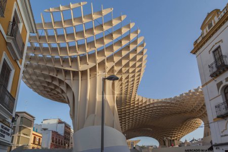 Foto de SEVILLE, ESPAÑA - 29 DE JUNIO DE 2016: Metropol Parasol en la Plaza de la Encarnación es la estructura de madera más grande del mundo. - Imagen libre de derechos