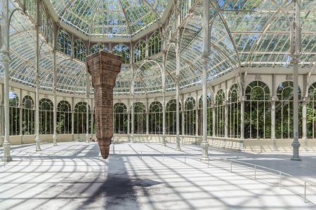 Foto de MADRID, ESPAÑA - 30 DE JUNIO DE 2016: El Palacio de Cristal en el Parque del Buen Retiro, Madrid, España, un hermoso invernadero con estructura de hierro construido en 1887 - Imagen libre de derechos