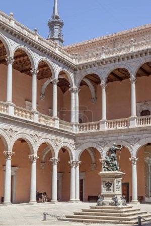 Téléchargez les photos : TOLEDO, ESPAGNE - 2 JUILLET 2016 : La cour intérieure avec la statue de Carlos V à l'intérieur de l'Alcazar le 2 juillet 2016, à Tolède, Espagne - en image libre de droit