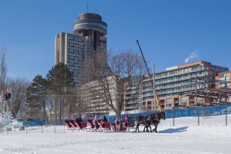 Foto de CIUDAD DE QUEBEC, CANADÁ - 14 de febrero de 2016: La gente toma un paseo en trineo tirado por caballos en la ciudad de Quebec Carnaval de invierno. El Carnaval de Invierno de Quebec es un importante evento de invierno para los turistas - Imagen libre de derechos