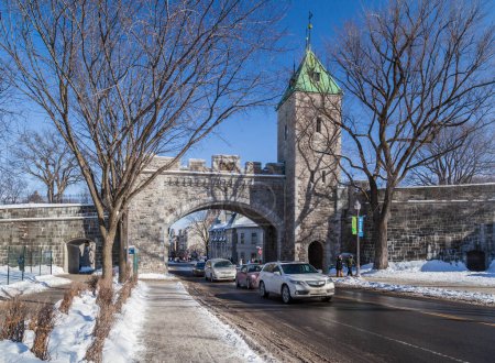 Téléchargez les photos : QUÉBEC, CANADA - 14 février 2016 : Porte du Vieux-Québec en hiver, Canada. Le Vieux-Québec est un quartier historique de Québec, inscrit sur la Liste du patrimoine mondial de l'UNESCO en 1985. - en image libre de droit