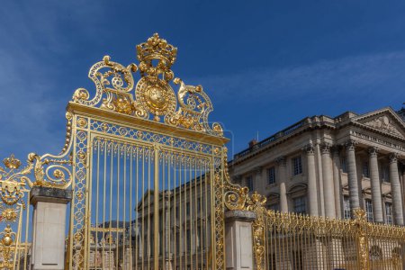 Goldene Haupttore des Versailler Schlosses in Paris, Frankreich. Das Schloss Versailles war ein königliches Schloss und wurde in die UNESCO-Liste des Weltkulturerbes aufgenommen.