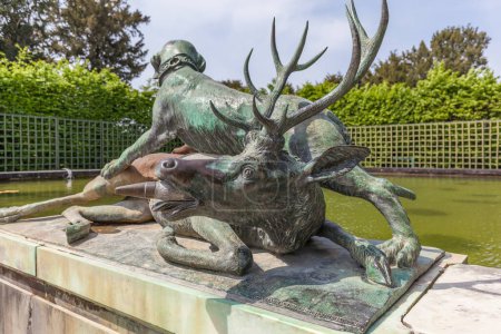 Téléchargez les photos : VERSAILLES, PARIS, FRANCE - 8 MAI 2016 : Sculptures dans les jardins de Versailles. - en image libre de droit