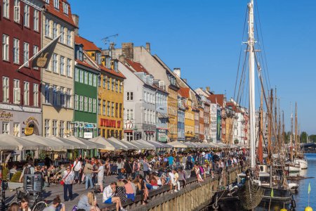 Téléchargez les photos : COPENHAGUE, DANEMARK - 10 MAI 2016 : Personnes à Nyhavn (New Harbor) à Copenhague, Danemark. Nyhavn est célèbre front de mer, canal et quartier de divertissement à Copenhague, a été créé au XVIIe siècle. - en image libre de droit