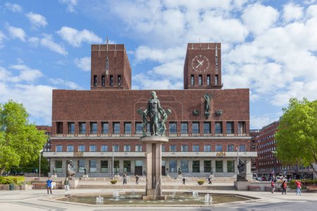 Foto de OSLO, NORUEGA - 13 DE MAYO DE 2016: Ayuntamiento de Oslo y escultura de bronce, Oslo, Noruega Cada año, el 10 de diciembre, se otorga el Premio Nobel de la Paz durante una ceremonia en el Ayuntamiento de Oslo - Imagen libre de derechos