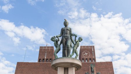 Foto de OSLO, NORUEGA - 13 DE MAYO DE 2016: Escultura de bronce frente al Ayuntamiento de Oslo, Oslo, Noruega Cada año, el 10 de diciembre, se otorga el Premio Nobel de la Paz durante una ceremonia en el Ayuntamiento de Oslo - Imagen libre de derechos