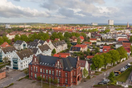 Téléchargez les photos : ROSTOCK, ALLEMAGNE - 15 MAI 2016 : horizon de la ville de Rostock, Allemagne - en image libre de droit