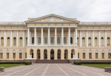 Téléchargez les photos : ST. PETERSBURG, RUSSIE - 18 MAI 2016 : Musée national russe Le Musée national russe est le plus grand dépositaire des beaux-arts russes à Saint-Pétersbourg. - en image libre de droit