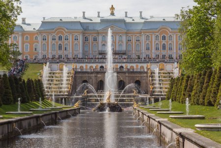 Foto de PETERGOF, RUSIA - 18 DE MAYO DE 2016: Palacio Peterhof en San Petersburgo, Rusia, El Palacio Peterhof fue construido en 1703 y es reconocido como Patrimonio de la Humanidad por la UNESCO. - Imagen libre de derechos