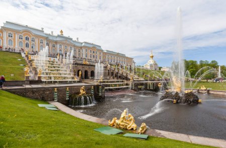 Foto de PETERGOF, RUSIA - 18 DE MAYO DE 2016: Palacio Peterhof en San Petersburgo, Rusia, El Palacio Peterhof fue construido en 1703 y es reconocido como Patrimonio de la Humanidad por la UNESCO. - Imagen libre de derechos