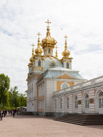 Foto de PETERGOF, RUSIA - 18 DE MAYO DE 2016: Edificio de la Capilla Este en el Palacio Peterhof en San Petersburgo, Rusia, El Palacio Peterhof fue construido en 1703 y es reconocido como Patrimonio de la Humanidad por la UNESCO. - Imagen libre de derechos