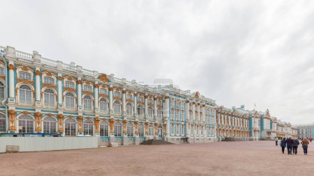 Téléchargez les photos : ST.PETERSBURG, RUSSIE - 18 MAI 2016 : Palais Catherine à Saint-Pétersbourg, Russie Le Palais Catherine était la résidence d'été des tsars russes. - en image libre de droit