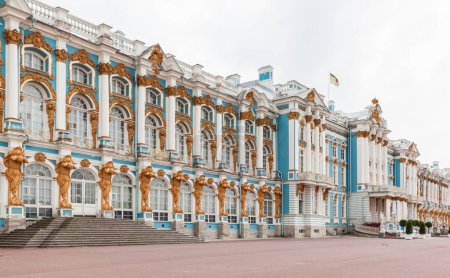 Foto de ST.PETERSBURG, RUSIA - 18 DE MAYO DE 2016: Palacio Catalina en San Petersburgo, Rusia El Palacio Catalina fue la residencia de verano de los zares rusos. - Imagen libre de derechos