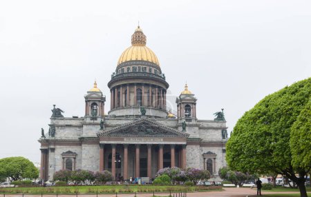 Foto de ST. PETERSBURG, RUSIA - 19 DE MAYO DE 2016: La Catedral de San Isaac es la catedral ortodoxa rusa más grande de San Petersburgo - Imagen libre de derechos