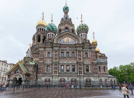 Foto de ST.PETERSBURG, RUSIA - 19 DE MAYO DE 2016: Los turistas visitan la Iglesia del Salvador sobre la Sangre derramada, San Petersburgo, Rusia - Imagen libre de derechos