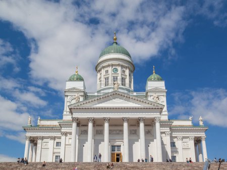 Foto de HELSINKI, FINLANDIA - 20 DE MAYO DE 2016: - La gente visita la Catedral de Helsinki. inaugurado en 1852, la catedral de Helsinki es una iglesia evangélica luterana situada en el centro de Helsinki. - Imagen libre de derechos