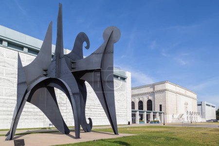 Foto de DETROIT, Estados Unidos - 18 de junio de 2016: La obra de arte "Young Woman and Her Suitors" de Alexander Calder fuera del Detroit Institute of Arts, Detroit, Michigan - Imagen libre de derechos