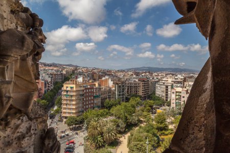 Téléchargez les photos : BARCELONE, ESPAGNE - 24 JUIN 2016 : Vue de Barcelone depuis le sommet de la Sagrada Familia. La Sagrada Familia est une grande église catholique romaine conçue par l'architecte Antoni Gaudi. - en image libre de droit