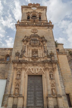 Foto de ARCOS DE LA FRONTERA, ANDALUSIA, ESPAÑA - 27 DE JUNIO DE 2016: La iglesia de Santa María en la plaza del Cabildo. - Imagen libre de derechos